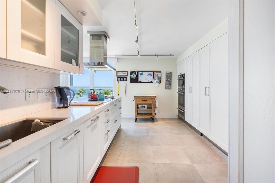 Recently Sold: $3,390,000 (3 beds, 3 baths, 1772 Square Feet)