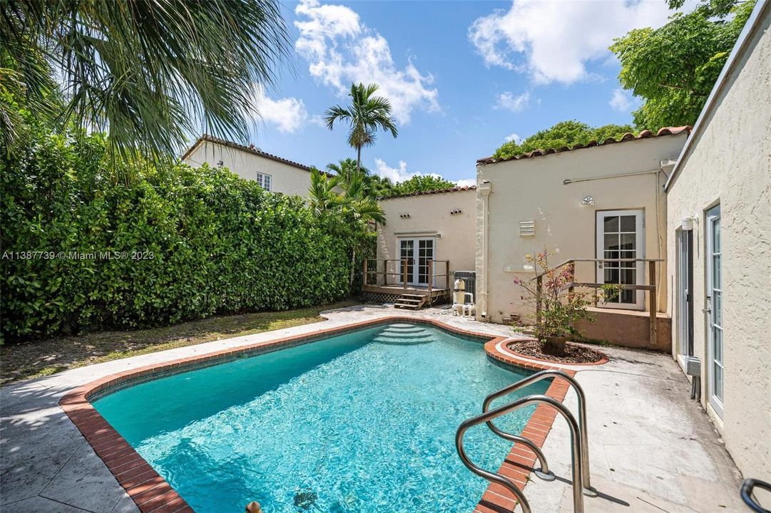 Recently Sold: $1,450,000 (4 beds, 3 baths, 1971 Square Feet)