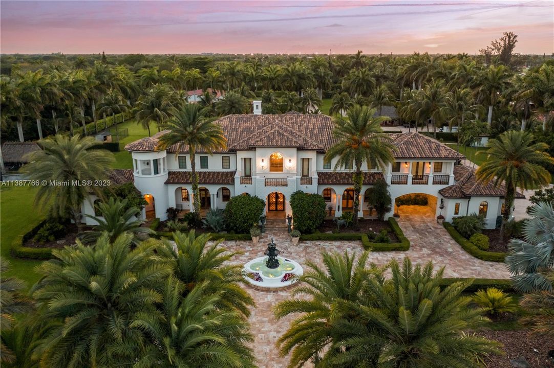 Recently Sold: $7,995,000 (6 beds, 7 baths, 10924 Square Feet)