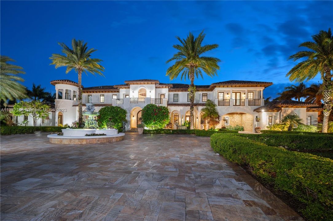 Recently Sold: $7,995,000 (6 beds, 7 baths, 10924 Square Feet)