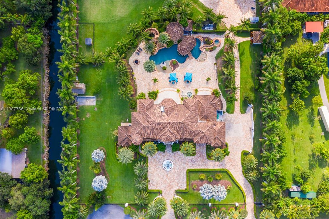 Recently Sold: $7,995,000 (6 beds, 7 baths, 10924 Square Feet)