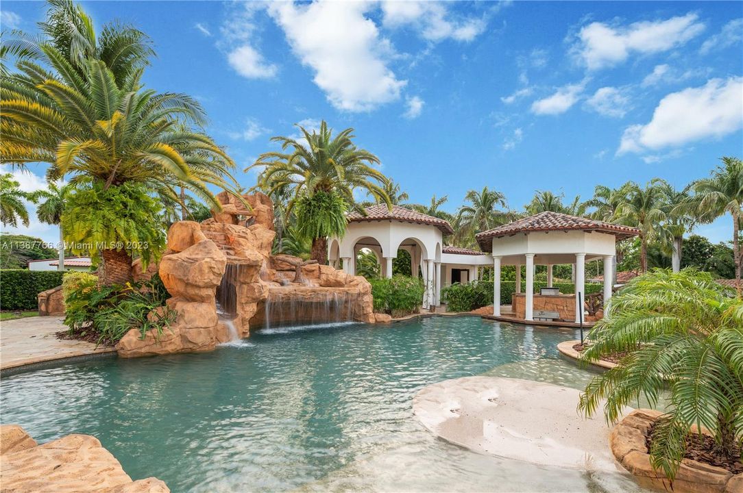 Recently Sold: $7,995,000 (6 beds, 7 baths, 10924 Square Feet)