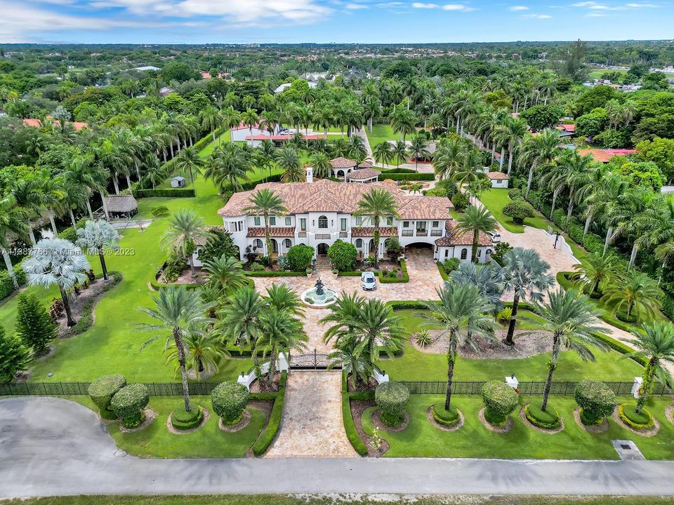 Recently Sold: $7,995,000 (6 beds, 7 baths, 10924 Square Feet)