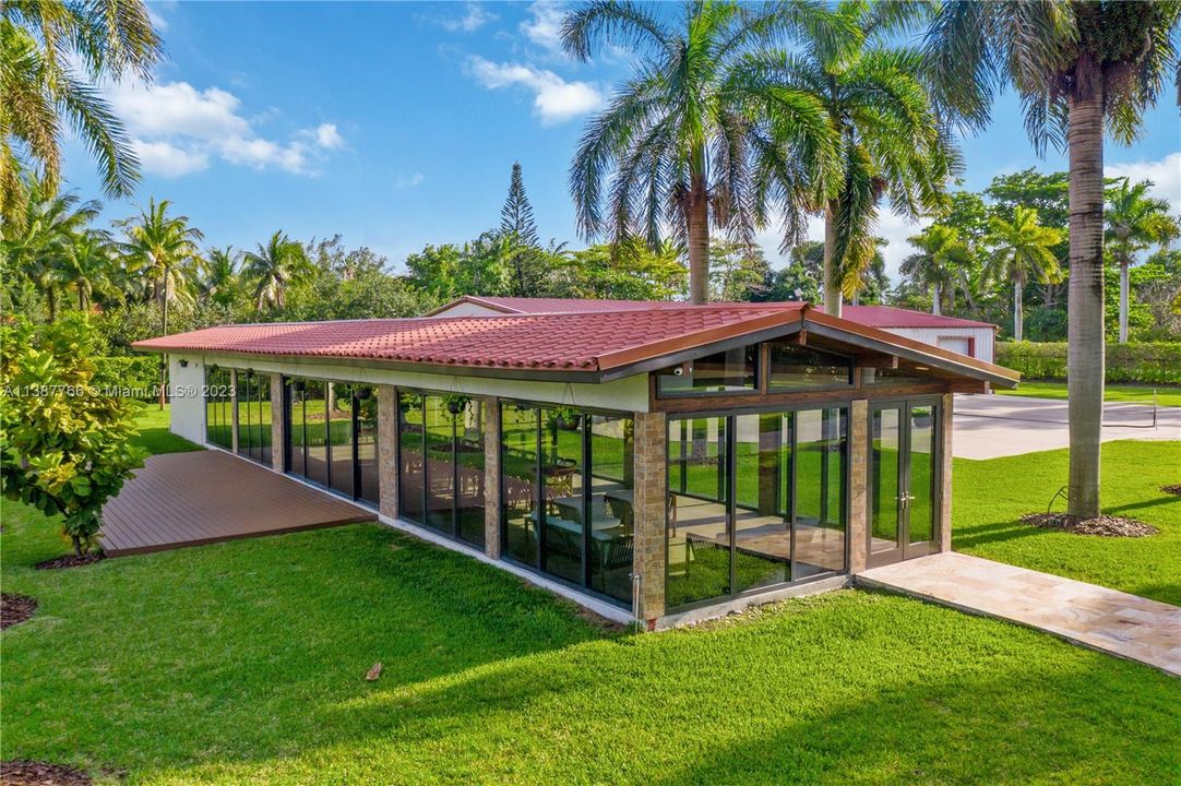 Vendido Recientemente: $7,995,000 (6 camas, 7 baños, 10924 Pies cuadrados)