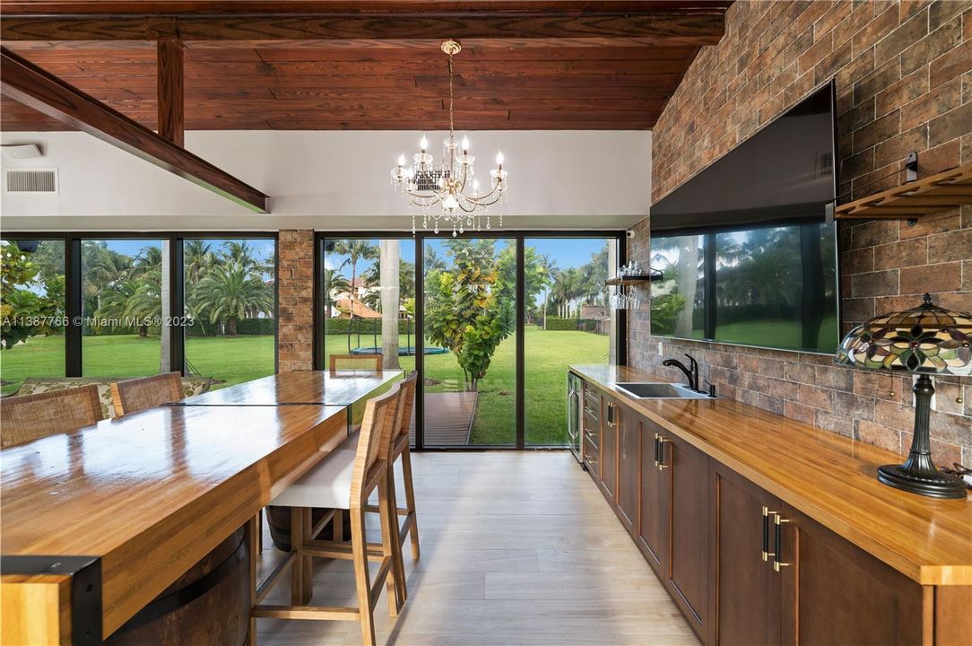 Vendido Recientemente: $7,995,000 (6 camas, 7 baños, 10924 Pies cuadrados)