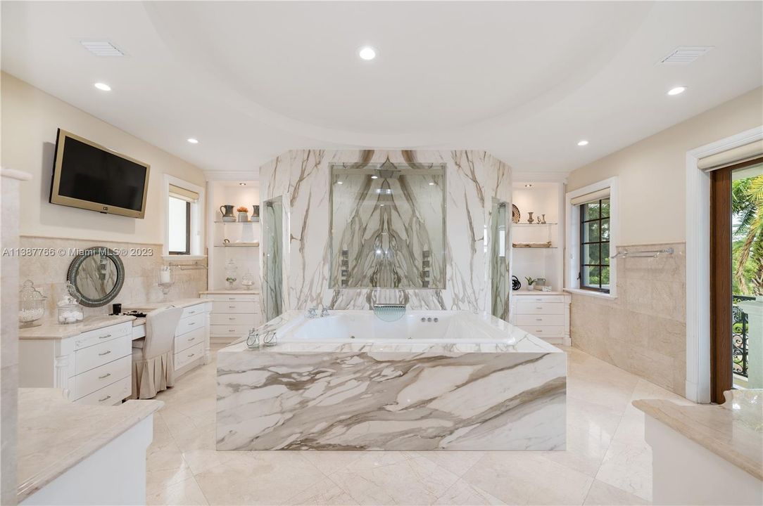 Recently Sold: $7,995,000 (6 beds, 7 baths, 10924 Square Feet)