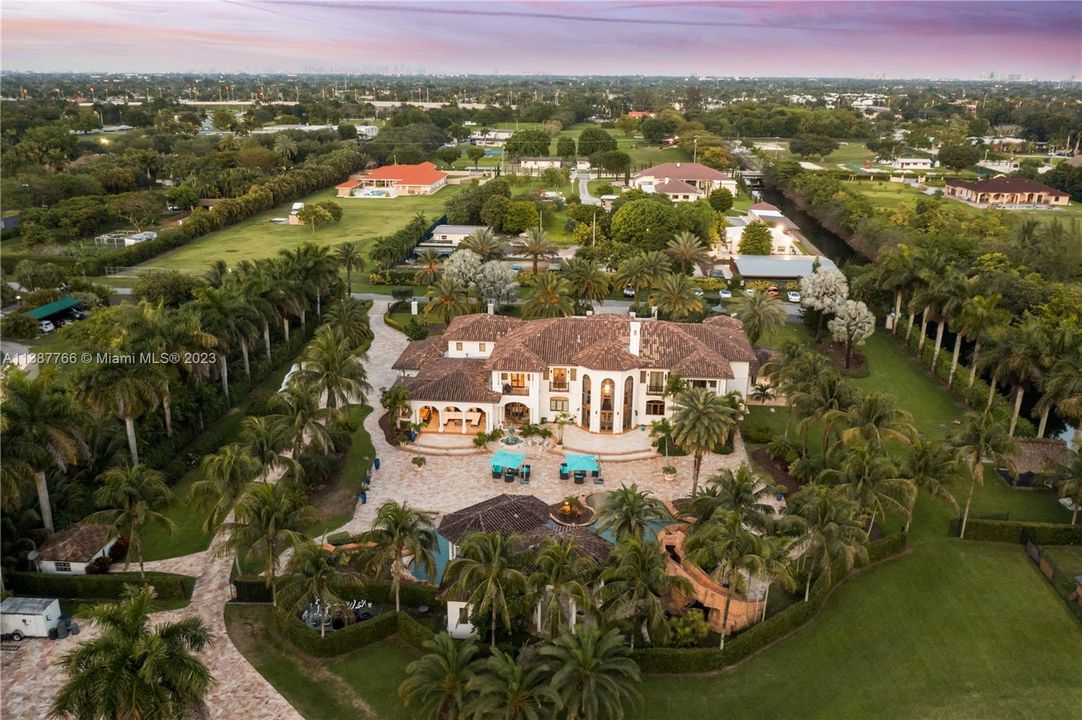 Recently Sold: $7,995,000 (6 beds, 7 baths, 10924 Square Feet)