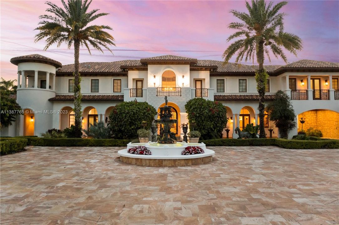 Recently Sold: $7,995,000 (6 beds, 7 baths, 10924 Square Feet)