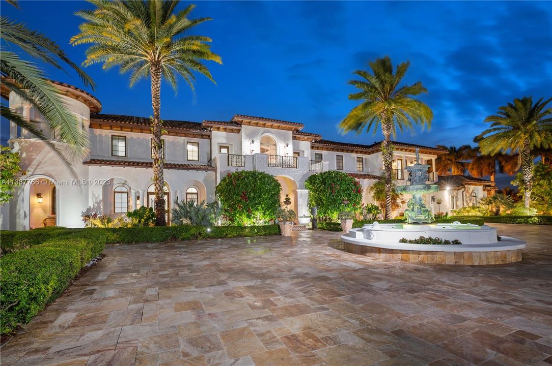 Recently Sold: $7,995,000 (6 beds, 7 baths, 10924 Square Feet)