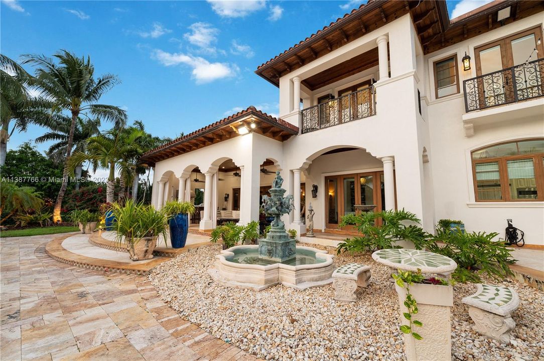 Vendido Recientemente: $7,995,000 (6 camas, 7 baños, 10924 Pies cuadrados)