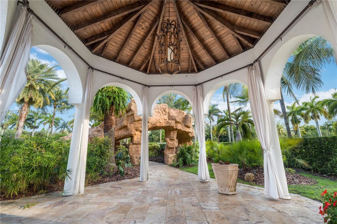 Recently Sold: $7,995,000 (6 beds, 7 baths, 10924 Square Feet)