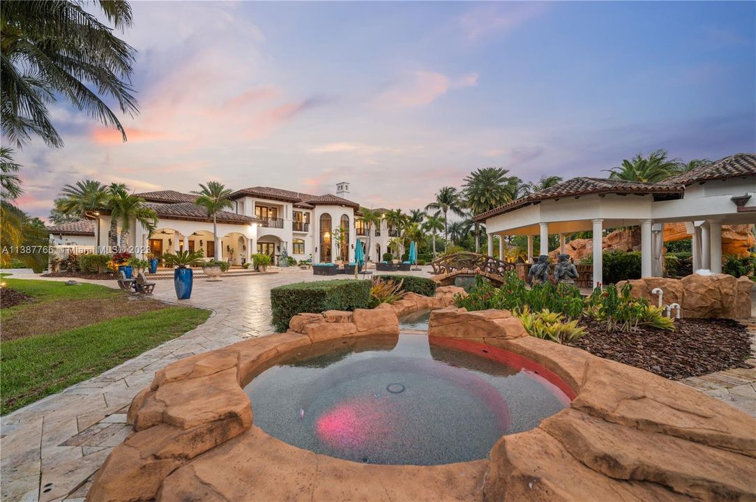 Recently Sold: $7,995,000 (6 beds, 7 baths, 10924 Square Feet)