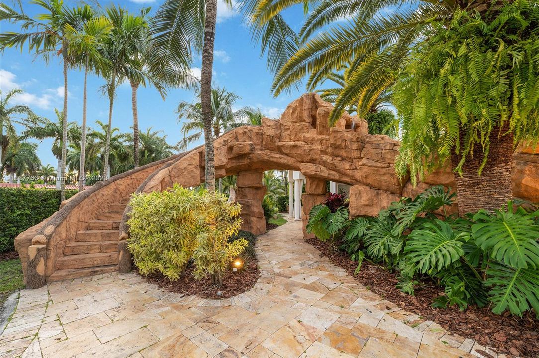 Recently Sold: $7,995,000 (6 beds, 7 baths, 10924 Square Feet)