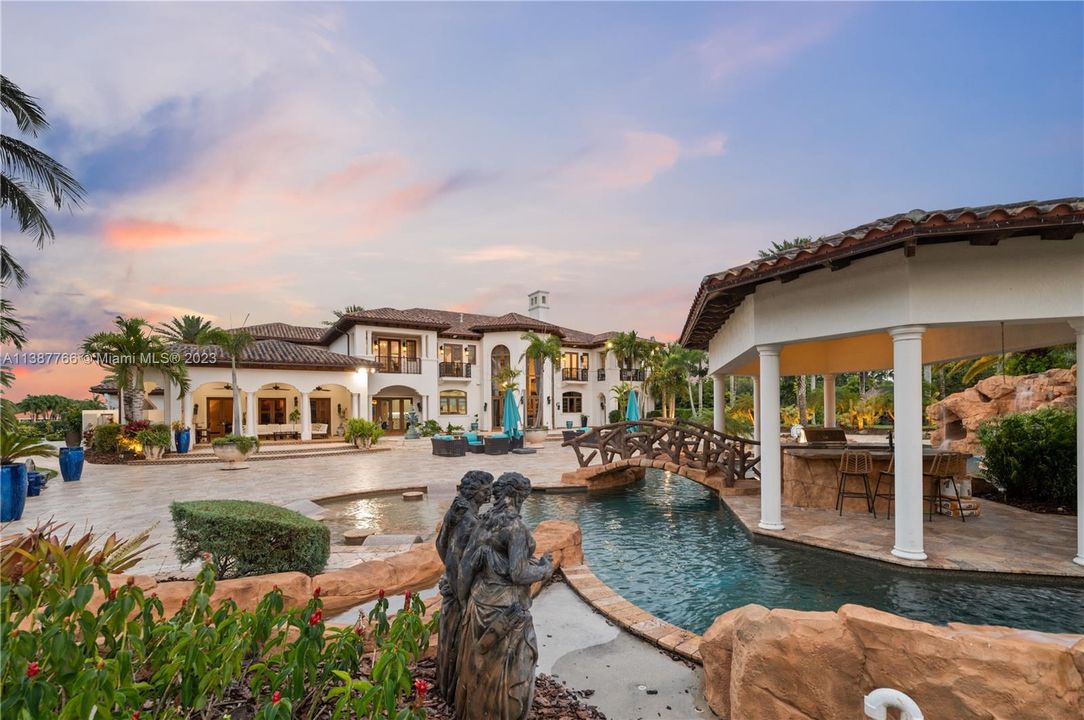 Recently Sold: $7,995,000 (6 beds, 7 baths, 10924 Square Feet)