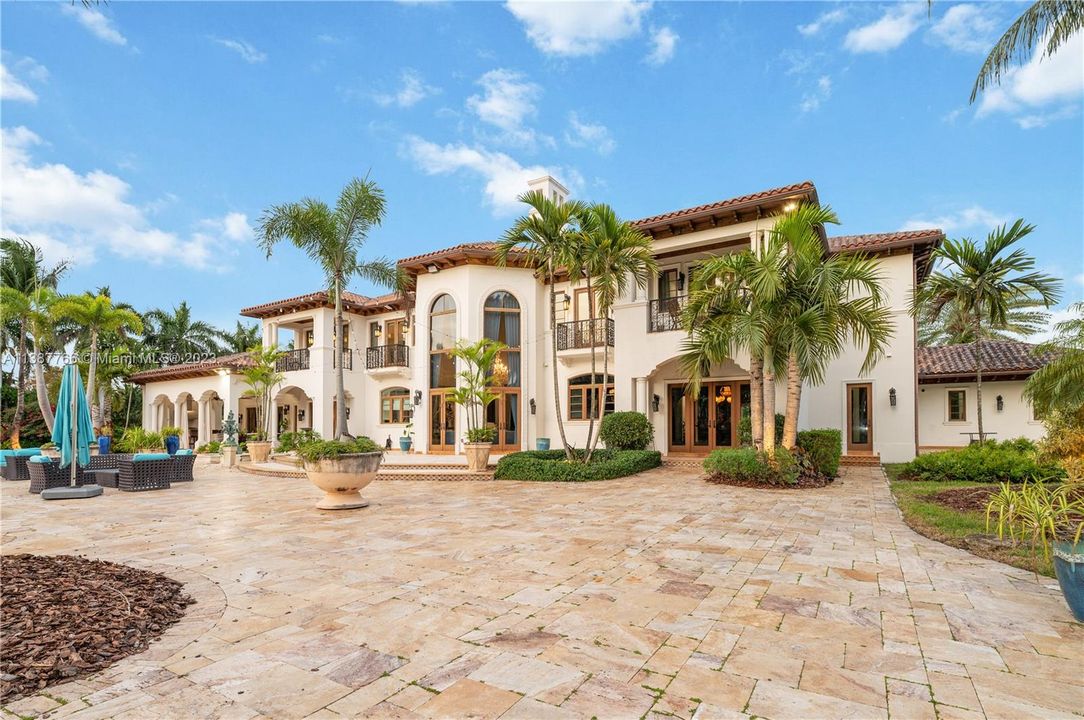 Recently Sold: $7,995,000 (6 beds, 7 baths, 10924 Square Feet)