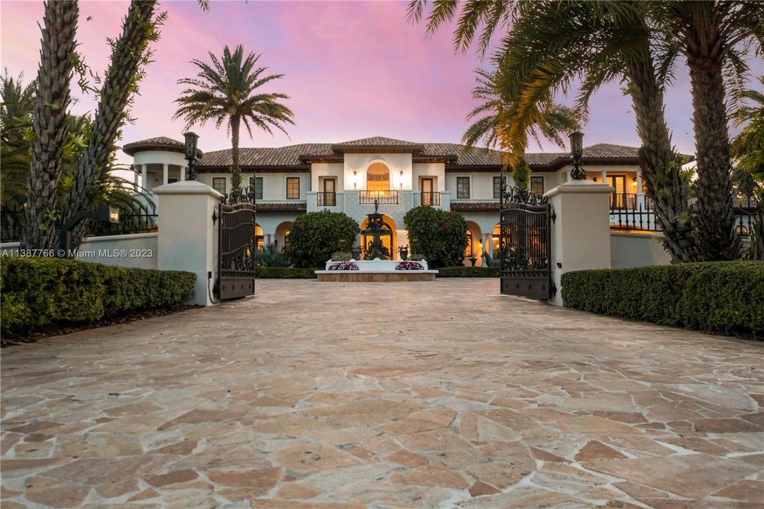 Recently Sold: $7,995,000 (6 beds, 7 baths, 10924 Square Feet)