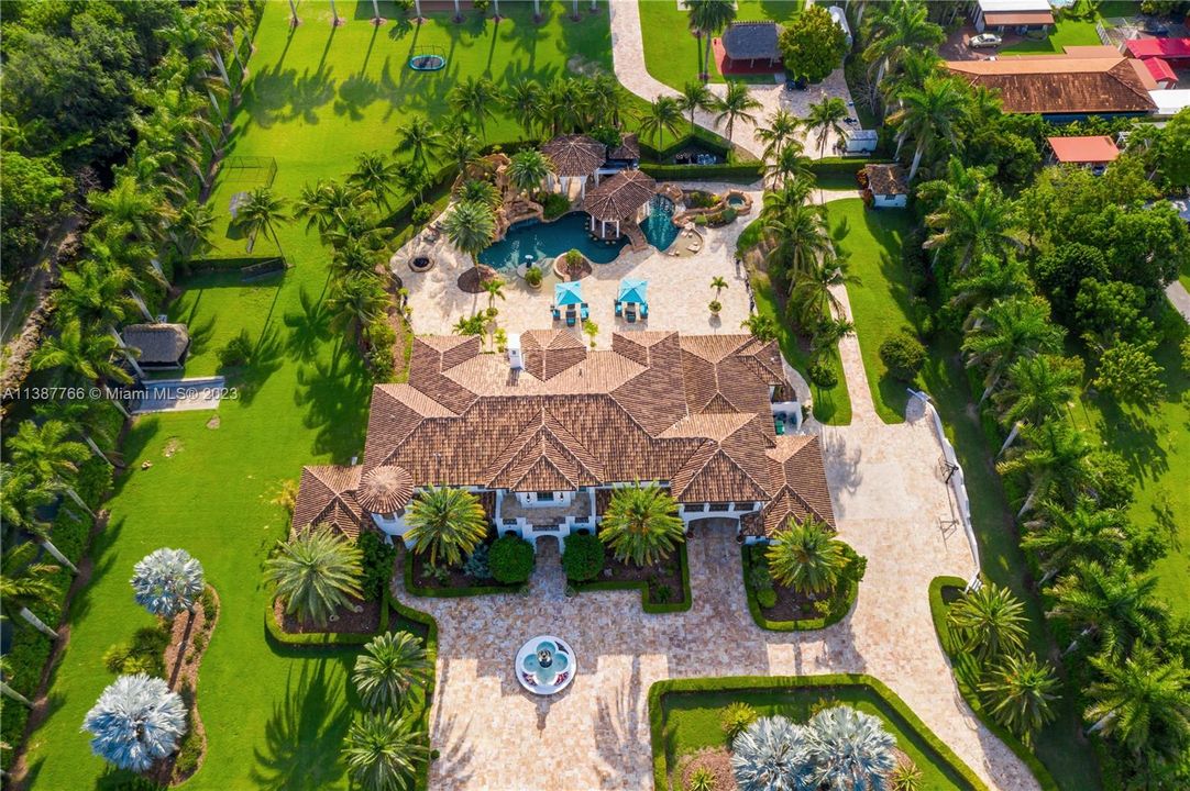 Recently Sold: $7,995,000 (6 beds, 7 baths, 10924 Square Feet)