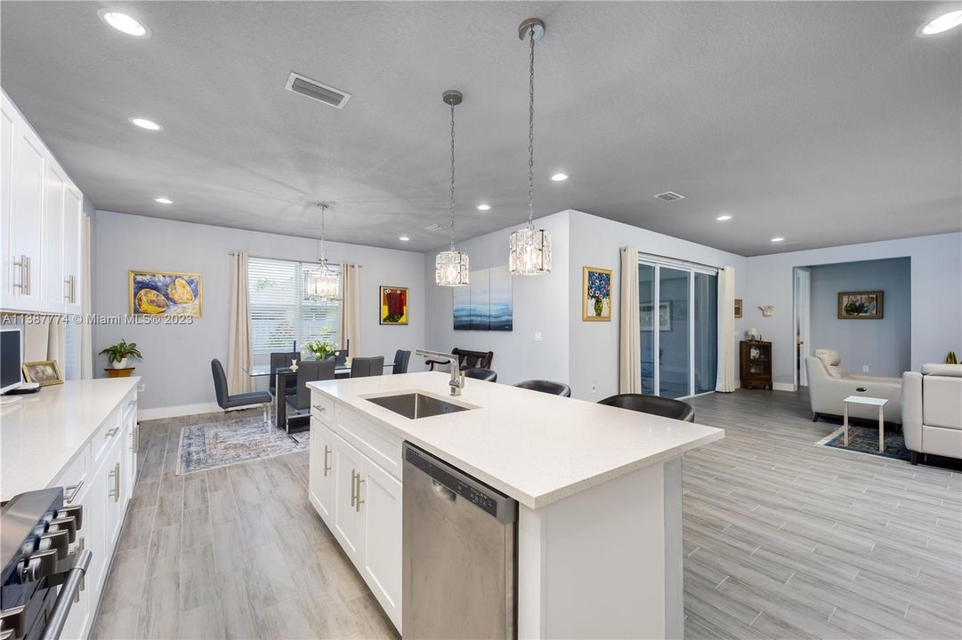 Vendido Recientemente: $469,900 (3 camas, 2 baños, 2125 Pies cuadrados)