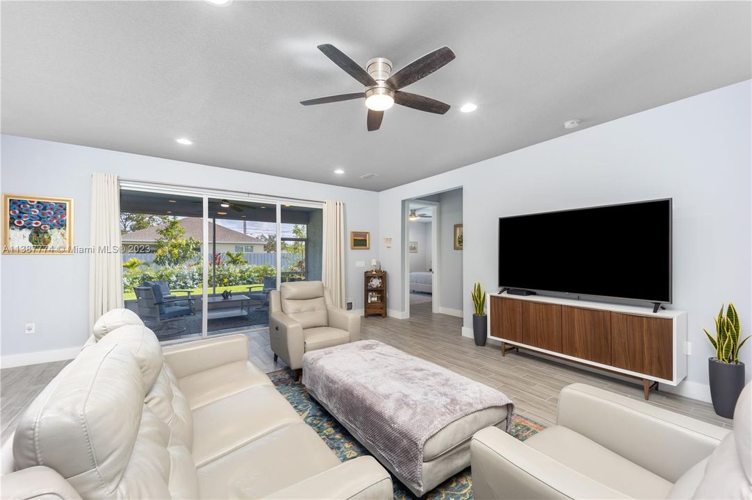 Vendido Recientemente: $469,900 (3 camas, 2 baños, 2125 Pies cuadrados)