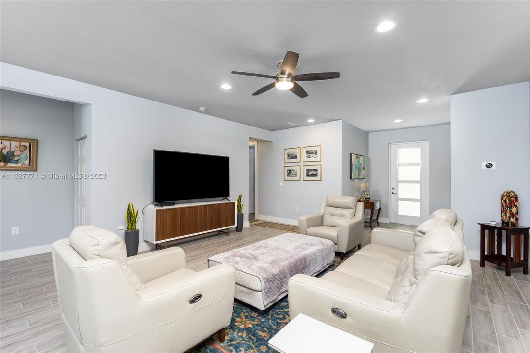 Vendido Recientemente: $469,900 (3 camas, 2 baños, 2125 Pies cuadrados)