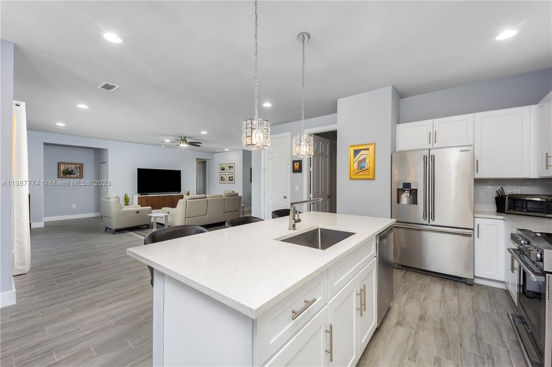 Vendido Recientemente: $469,900 (3 camas, 2 baños, 2125 Pies cuadrados)
