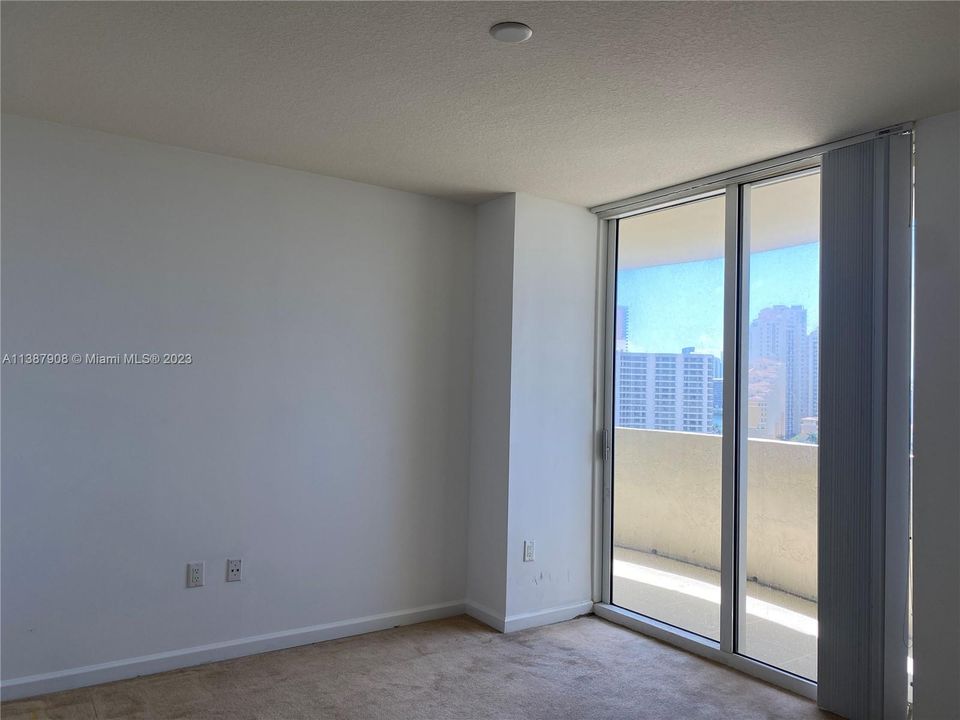 Recently Rented: $2,390 (1 beds, 1 baths, 860 Square Feet)