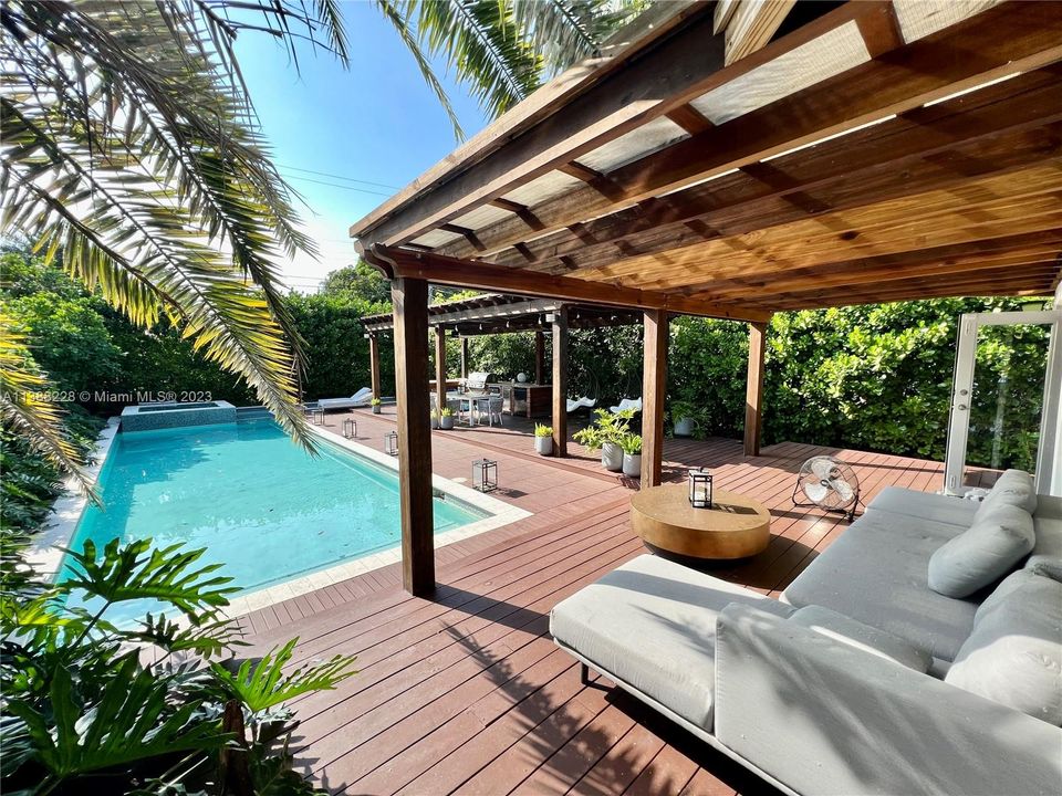 For Sale: $2,998,900 (3 beds, 3 baths, 1667 Square Feet)