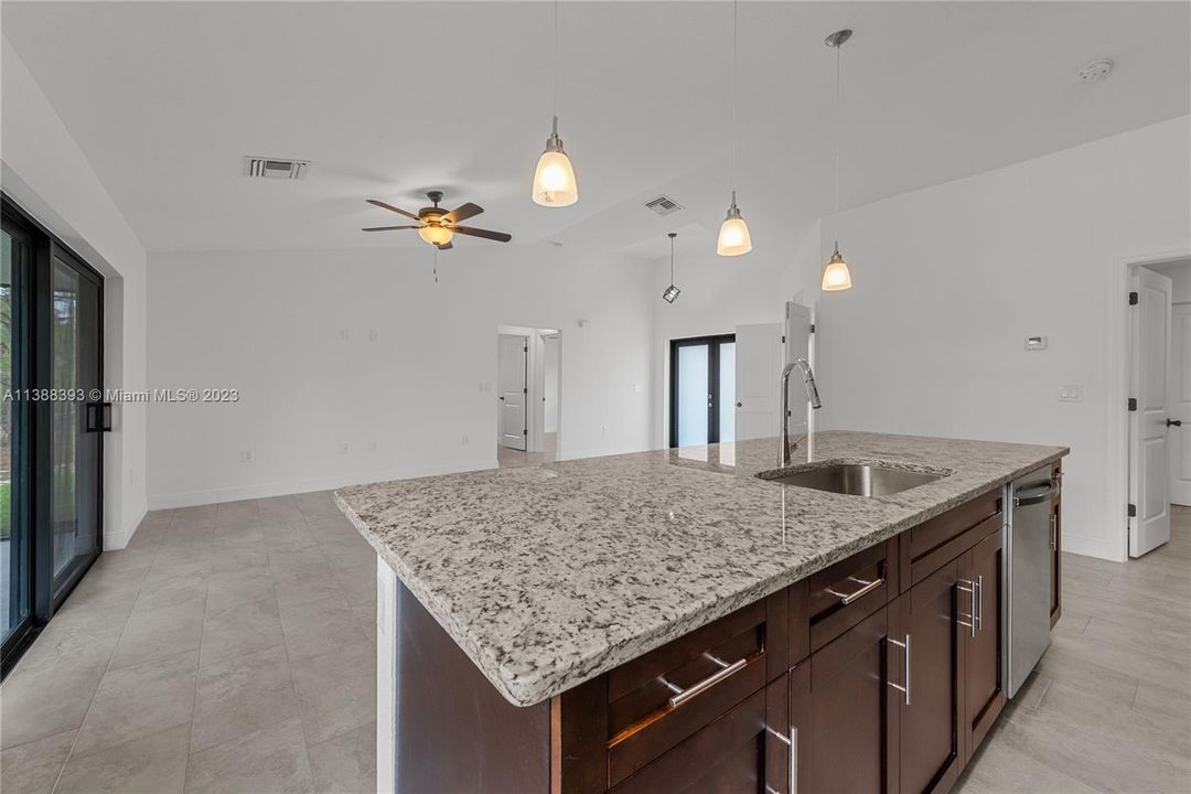 Recently Sold: $435,000 (3 beds, 2 baths, 1439 Square Feet)