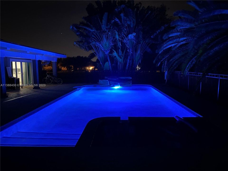 Vendido Recientemente: $2,250,000 (4 camas, 4 baños, 2768 Pies cuadrados)