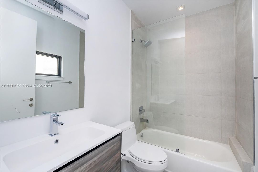 最近售出: $17,500,000 (0 贝兹, 0 浴室, 0 平方英尺)