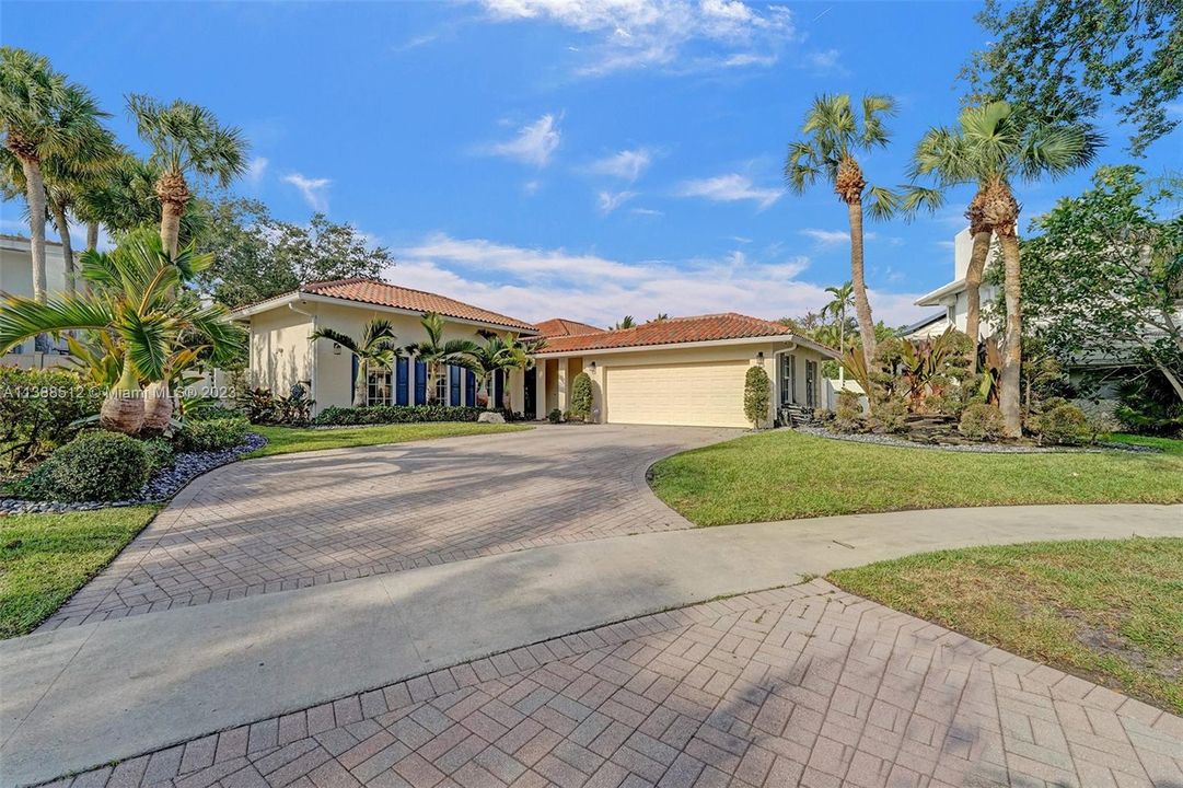 Recently Sold: $2,300,000 (6 beds, 3 baths, 4041 Square Feet)