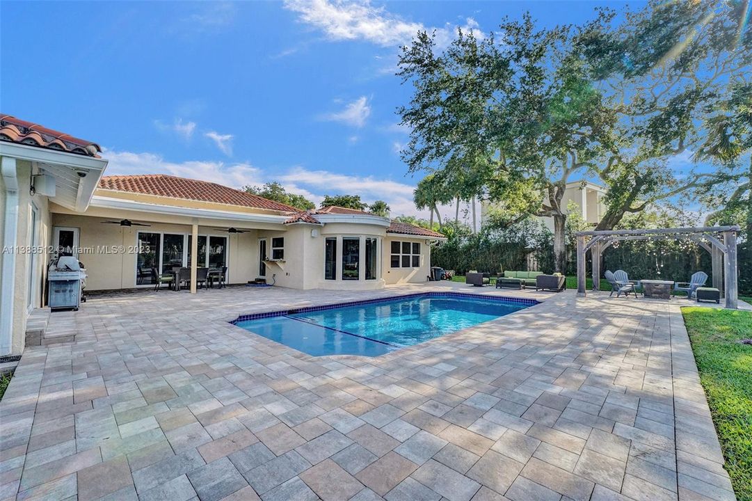 Recently Sold: $2,300,000 (6 beds, 3 baths, 4041 Square Feet)