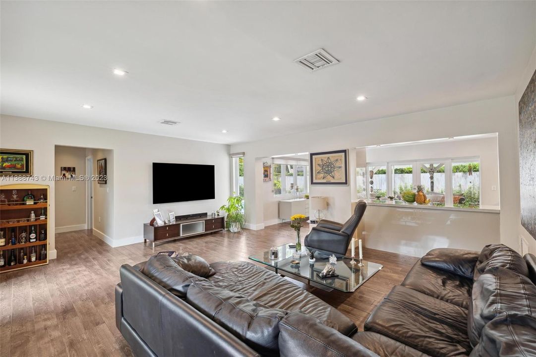 For Sale: $3,750,000 (5 beds, 4 baths, 2320 Square Feet)