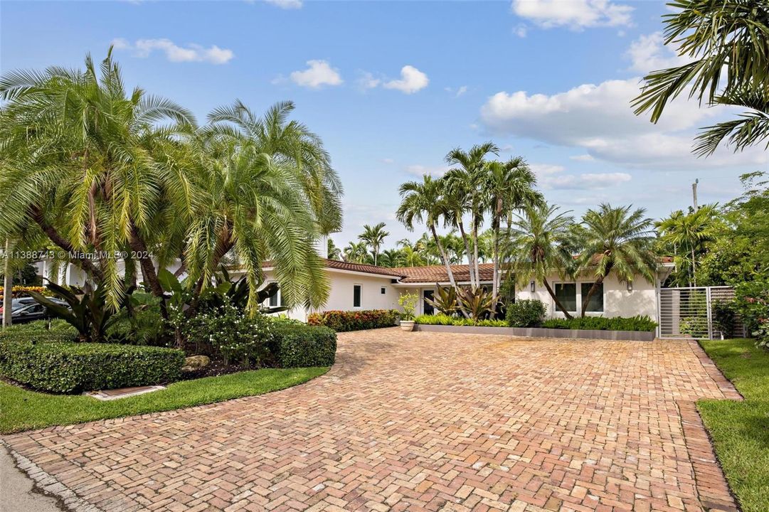 For Sale: $3,750,000 (5 beds, 4 baths, 2320 Square Feet)