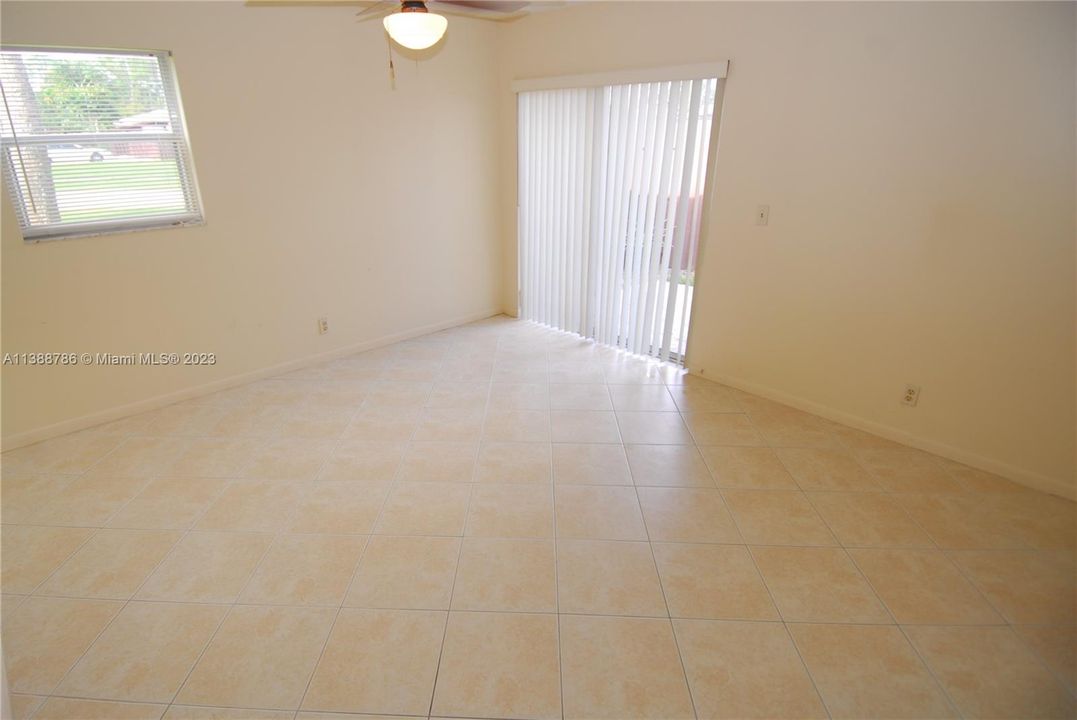 最近售出: $285,000 (2 贝兹, 2 浴室, 1038 平方英尺)