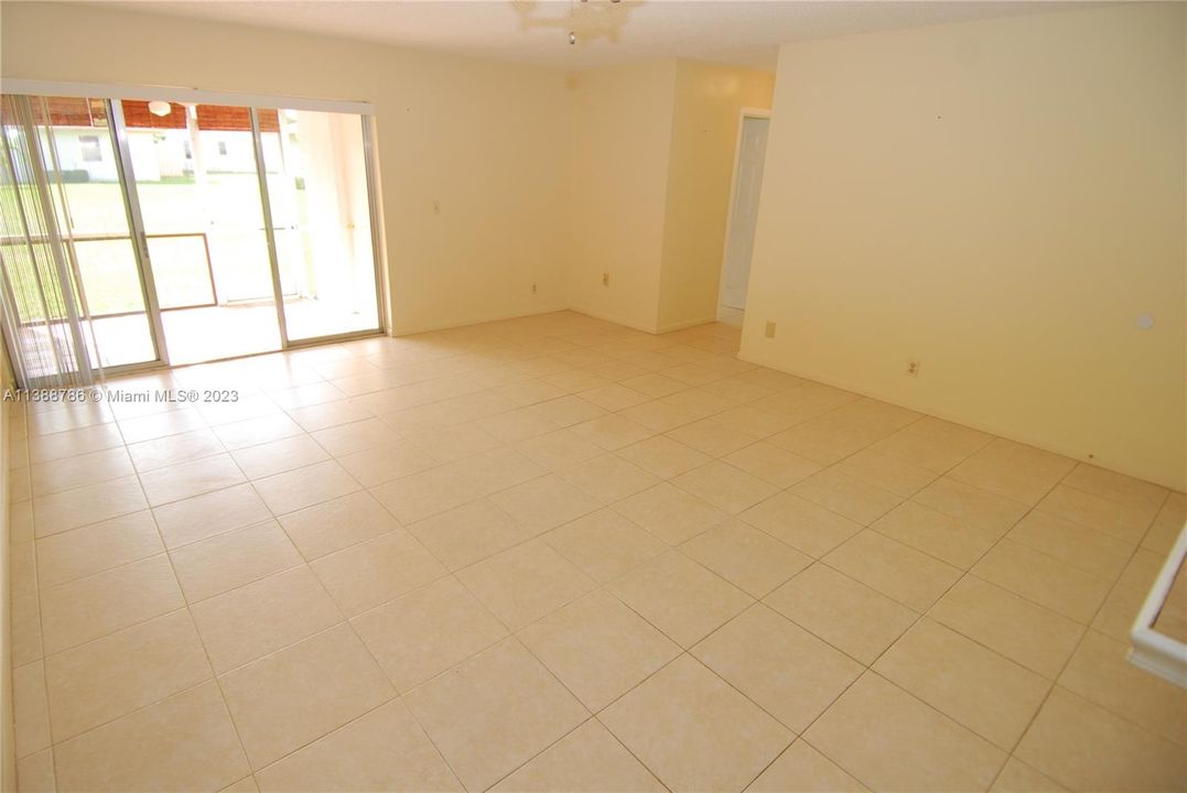 最近售出: $285,000 (2 贝兹, 2 浴室, 1038 平方英尺)