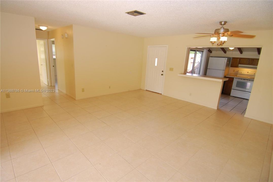 最近售出: $285,000 (2 贝兹, 2 浴室, 1038 平方英尺)