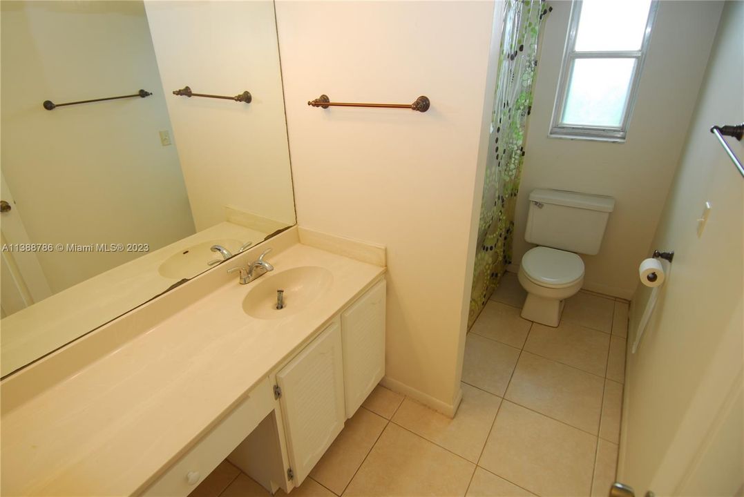 最近售出: $285,000 (2 贝兹, 2 浴室, 1038 平方英尺)