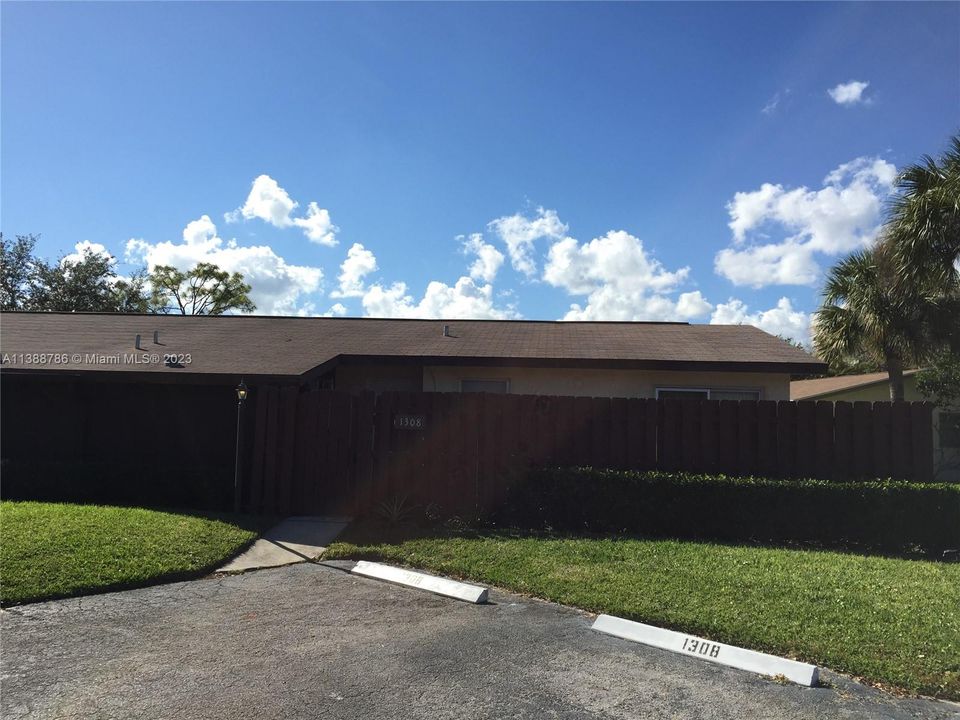 最近售出: $285,000 (2 贝兹, 2 浴室, 1038 平方英尺)