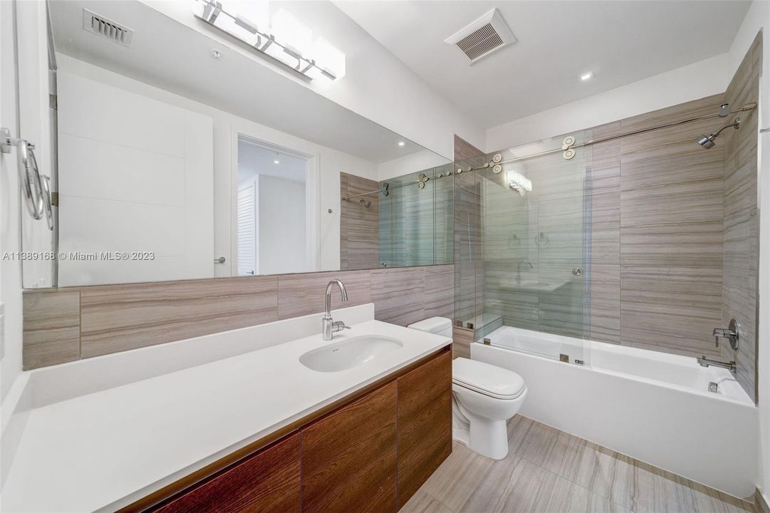 最近售出: $815,000 (2 贝兹, 2 浴室, 906 平方英尺)