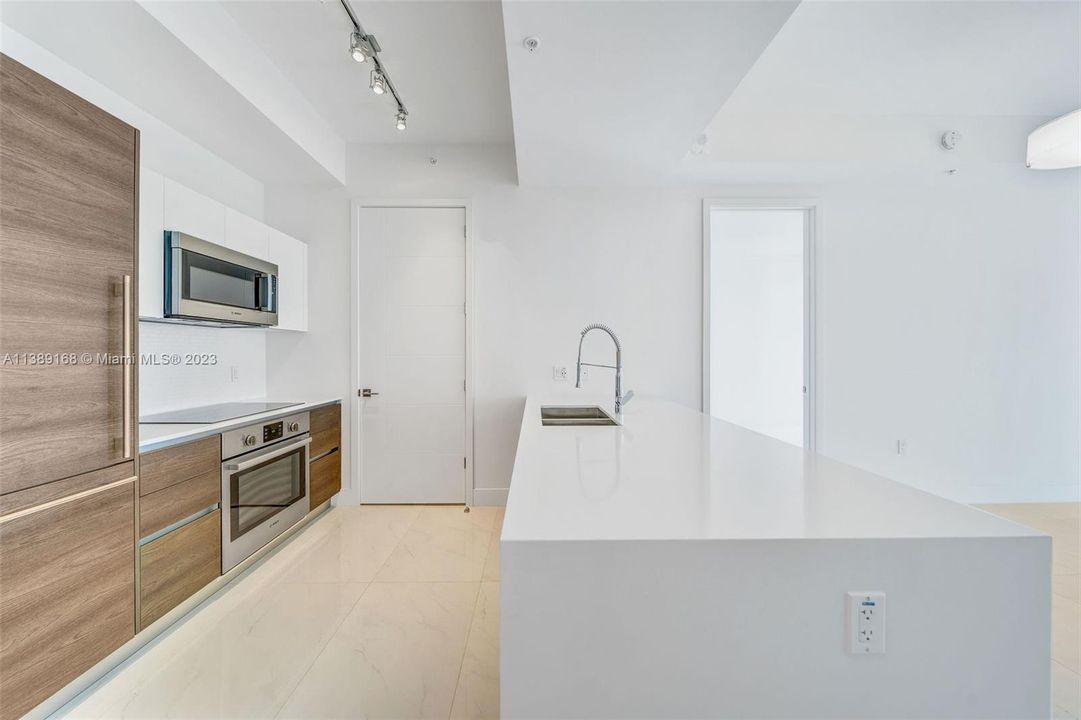 Recently Sold: $815,000 (2 beds, 2 baths, 906 Square Feet)