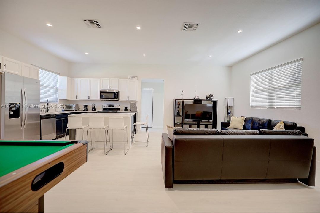 Recently Sold: $320,000 (3 beds, 2 baths, 1521 Square Feet)