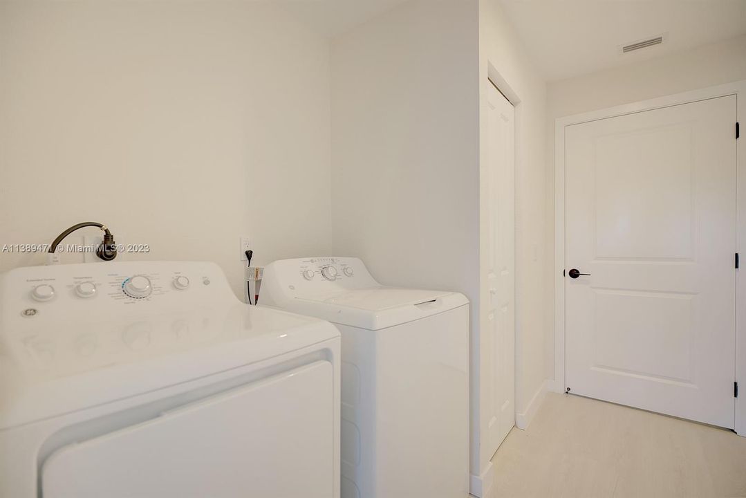 Recently Sold: $320,000 (3 beds, 2 baths, 1521 Square Feet)