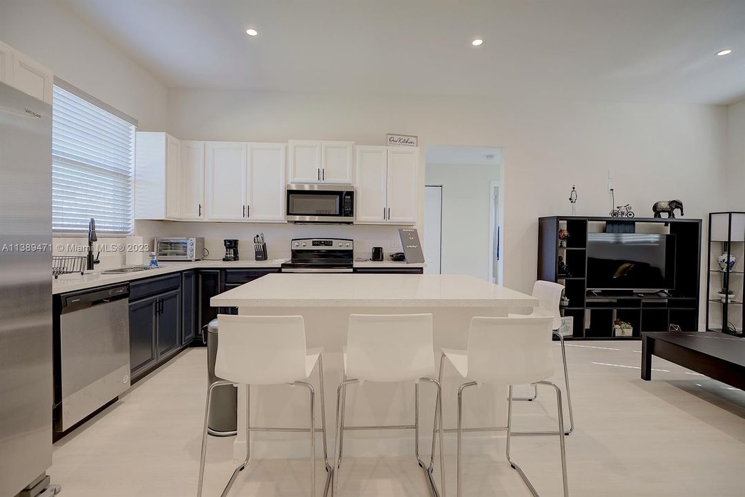 Recently Sold: $320,000 (3 beds, 2 baths, 1521 Square Feet)