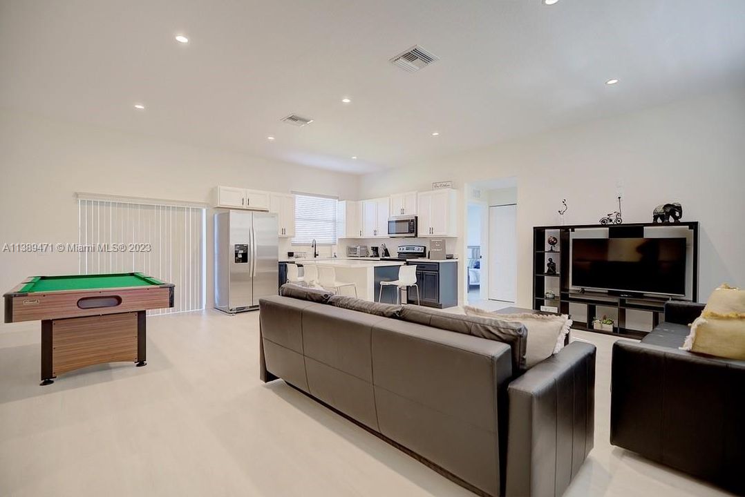 Recently Sold: $320,000 (3 beds, 2 baths, 1521 Square Feet)