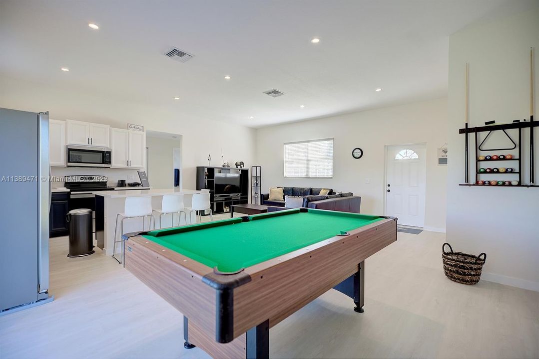 Recently Sold: $320,000 (3 beds, 2 baths, 1521 Square Feet)