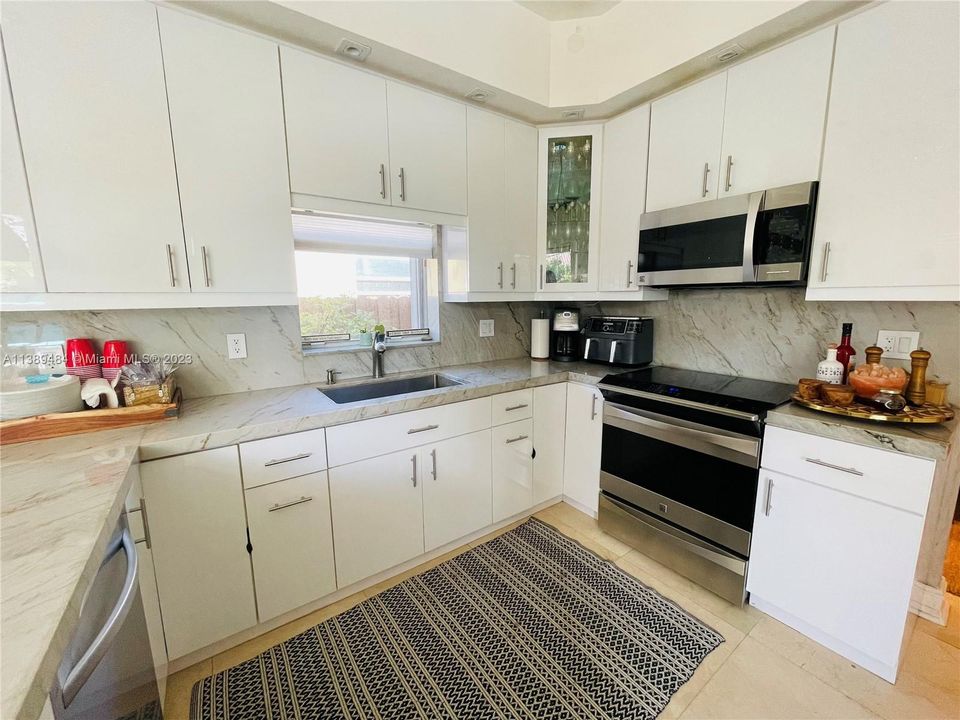 最近售出: $695,000 (3 贝兹, 2 浴室, 1780 平方英尺)