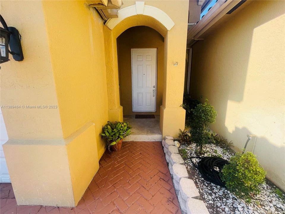 最近售出: $695,000 (3 贝兹, 2 浴室, 1780 平方英尺)