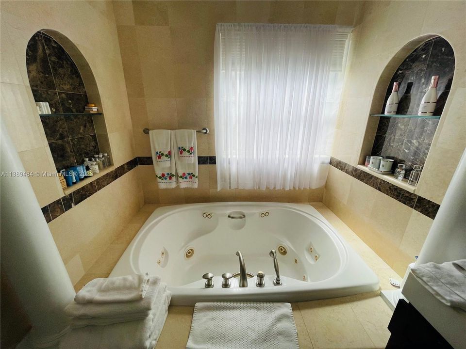 最近售出: $695,000 (3 贝兹, 2 浴室, 1780 平方英尺)