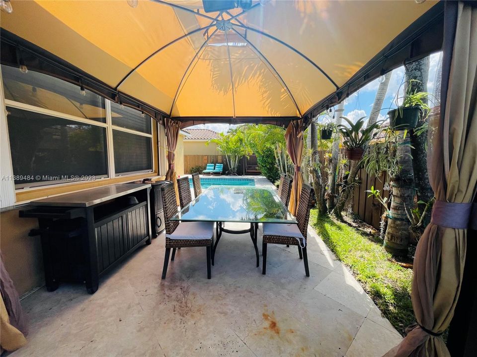 最近售出: $695,000 (3 贝兹, 2 浴室, 1780 平方英尺)